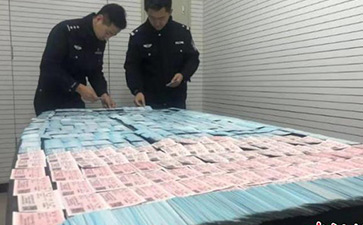 北京鐵警搗毀一制假窩點查獲假火車票2600余張（轉(zhuǎn)自中國新聞網(wǎng)）  　　北京鐵路警方8日通報稱，一個隱藏在出租房內(nèi)制作假火車票的窩點日前被警方端掉，當場繳獲假火車票2600余張。  　　中新網(wǎng)北京12月8日電 (王海蛟)北京鐵路警方8日通報稱，一個隱藏在出租房內(nèi)制作假火車票的窩點日前被警方端掉，當場繳獲假火車票2600余張。犯罪嫌疑人唐某已被北京鐵路警方刑事拘留。  　　據(jù)了解，為切實維護廣大旅客合法權益，嚴厲打擊涉票違法犯罪活動，確保2020年春運鐵路治安秩序良好，公安部鐵路公安局從2019年12月1日起，在全國鐵路公安機關啟動為期80天的打擊倒票“獵鷹-2020”戰(zhàn)役。  　　據(jù)北京鐵路公安處治安支隊相關負責人介紹，通過近一周的摸排調(diào)查工作，12月5日18時許，治安支隊在北京市豐臺區(qū)一平房內(nèi)查獲一處制作假火車票窩點，當場抓獲嫌疑人唐某。據(jù)唐某交代，他是通過在互聯(lián)網(wǎng)某網(wǎng)站發(fā)布消息進行招攬，然后再根據(jù)客戶要求制作販賣用于報銷的假火車票，每張收費25元至35元不等。隨后，民警又在出租房內(nèi)查獲制假工具，以及制作的半成品假火車票2500余張、已經(jīng)制作完成的假火車票130張。目前，該嫌疑人因涉嫌偽造有價票證罪，已被北京鐵路警方刑事拘留。  　　據(jù)悉，在“獵鷹-2020”戰(zhàn)役中，北京鐵路警方抽調(diào)專門警力組建“獵鷹小分隊”，部署警力加大利用互聯(lián)網(wǎng)進行倒賣火車票、以及利用他人身份信息囤積車票等不法行為，全方位擠壓涉票違法犯罪活動空間。(完)